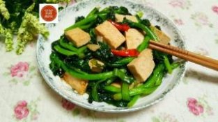 豆腐和油菜绝妙搭配鲜味，我总是忍不住多吃一碗米饭
