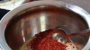 西安辣椒油制作步骤：菜籽油十斤，辣椒油，芝麻100克