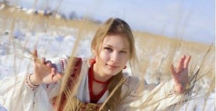 22岁俄罗斯美女倒追东北穷小伙，不怕过苦日子，结婚5年恩爱如初