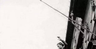 珍贵老照片：给孩子签名的希特勒、跳楼的女人、百年前的同新婚礼