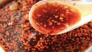 做辣椒油时，别直接浇热油，多加1个小动作，做好的辣椒油不会糊
