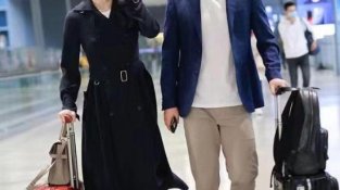 吴敏霞夫妇现身机场超飒，为中年男女提供穿搭模板，高级又优雅