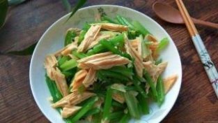凉拌芹菜腐竹的做法，好吃又营养的凉拌菜做法