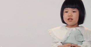 吴敏霞携3岁女儿出镜，月子里老公一人带2个娃，叹：全职爸爸太难