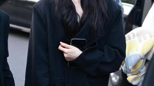 女人冬天多穿穿黑SE大衣，不用担心会显老，看热巴就知道有多美