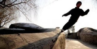 古代武林高手能飞檐走壁，为什么现代人无法做到？原因其实很简单