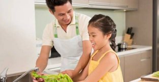 教育部：今年9月起，中小学生要学做饭！孩子下厨房，身心更健康！