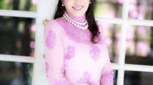 泰国首位环球小姐，嫁入皇室50岁再复出