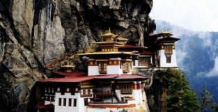 不丹老国王有4个王后10个子女，比跟妻子分居46年的莫迪，显年轻