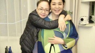 瘦下来的倪萍穿衣时尚高级，和宋丹丹亲密抱在一起，像“亲姐妹”