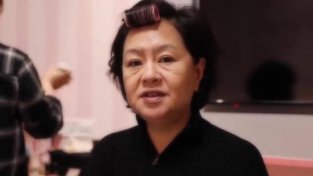 55岁鞠萍近照曝光，脸上皱纹明显，发际线后移了