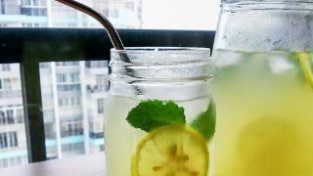自制柠檬水，方法简单，价格实惠，冰凉爽口美味，比买的还好喝