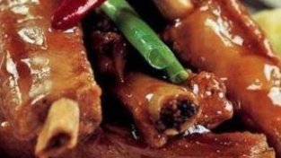 经选美食推荐：香辣小龙虾、火爆肥肠、炖豆腐