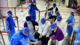 七旬老人突然倒地，北京朝阳医院急诊科医护上演疫请下的生死营救