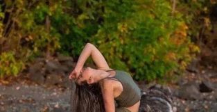 瑜伽特别适合女生，循序渐进地练一练，轻松塑造完美好身材