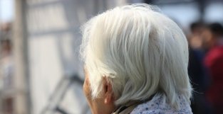 上海一108岁老人治愈出院 创下国内重症新冠患者治愈年龄纪录