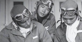 国军少尉飞行员杨宝庆：1949年携四吨银元驾机起义，后来如何？