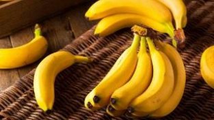 吃香蕉对身体有多种好处，搭配一种水果，美容又养颜