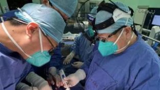 中山医院心外科团队完成全国首例国产新型主动脉术中支架植入