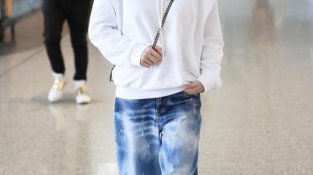 气质女神佘诗曼，这次穿吊裆裤+卫衣走机场，嘻哈风真适合她么？