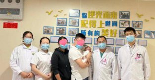 腹中胎儿长肿瘤面临引产 重庆医生让宝宝获新生
