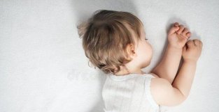 如何实现0-1岁宝宝自主入睡？家长应掌握的4个小技巧