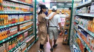 衣盖弥彰！刘涛王珂十指紧扣逛超市超恩爱，却被细节给出卖了