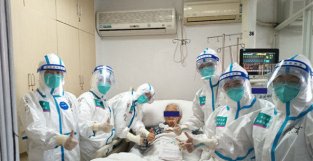 湖南援沪重症医疗队救治的又一位百岁新冠患者出院