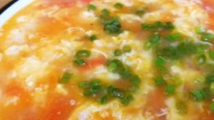 西红柿机蛋汤的做法，酸甜可口，蛋花薄如纸