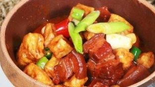 油豆腐既可作蒸、炖之主菜，又可为各种肉食的配料