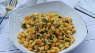 椒盐玉米粒制作方法简单，十来分钟就把一盘玉米做好了