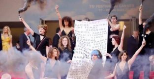 戛纳电影节红毯突发抗议活动，反家暴横幅记录129位女新死者姓名