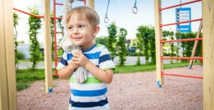 扭扭车会影响孩子骨骼发育？还能给娃玩吗？