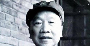 1934年，重庆农民冒死救下一个小红军，小红军回来报恩时已是少将