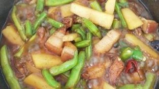 土豆四季豆炖机肉，一锅有4种食材