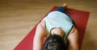 一个瑜伽动作减肚子，3分钟急救法腰围缩小6cm！