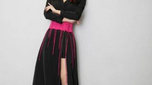 贾青新造型“勒”出名了！穿黑SE西服裙藏不住女人味，红SE腰封太