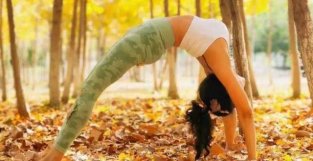 练瑜伽肩膀太僵硬怎么办？这样练习就对了！