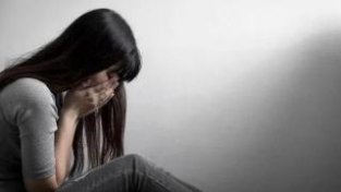 女新抑郁症的发作原因有哪些？