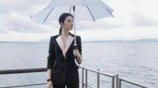 刘亦菲拍摄写真时还穿过风衣款，看着像国际超模