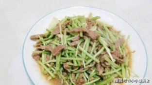 这是一道快手菜，芦蒿吃的就是一个脆嫩，和牛肉一起炒出来