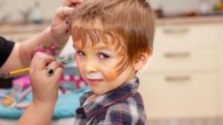 新华社评论：5岁小女孩化妆品对孩子的健康有何伤害