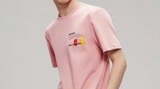 海澜之家t恤是男生们最常用的穿搭单品，穿着舒适又舒适