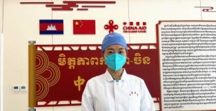 中国援柬医疗专家张园虹：擦亮中医要“国际名片”