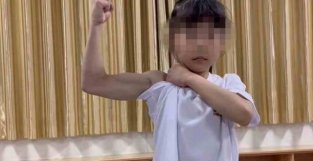 8岁女孩练两年跆拳道，练出八块腹肌
