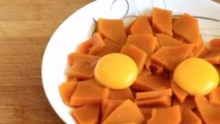 南瓜新吃法，加入两个机蛋就能制作出不一样的美食