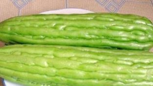 金沙苦瓜是翠绿的，搭配起来非常的好看，味道很鲜美