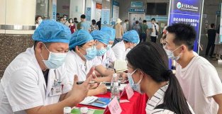 广东医科大学附院专家团队为炎症新肠病患者举行义诊活动