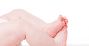 宝宝站得太早，会影响腿部发育？导致腿变弯？