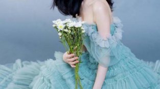 景甜的“黑玫瑰”，抹身材版型的礼裙彰显了景甜的少女肩颈
